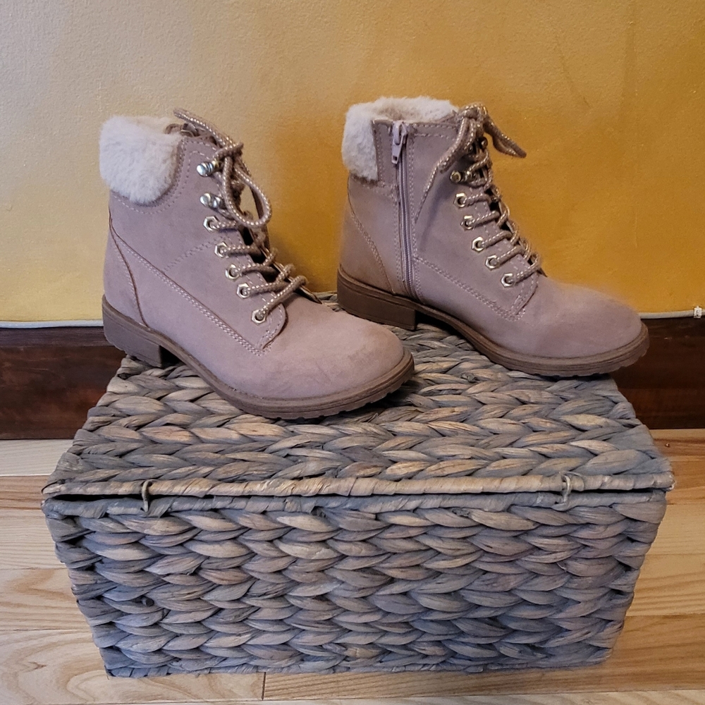 Steve Madden Pastel Pink Ankle Booties Sz 4 Girls - Picture 3 of 6